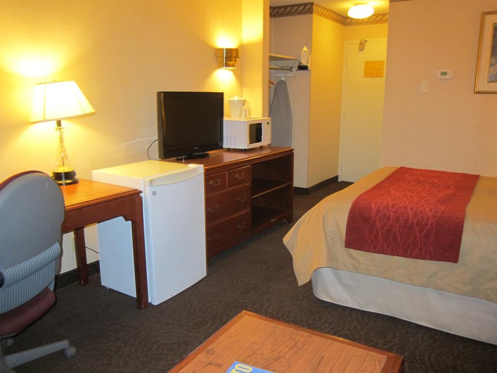Comfort Inn Meadowvale Миссиссага Экстерьер фото