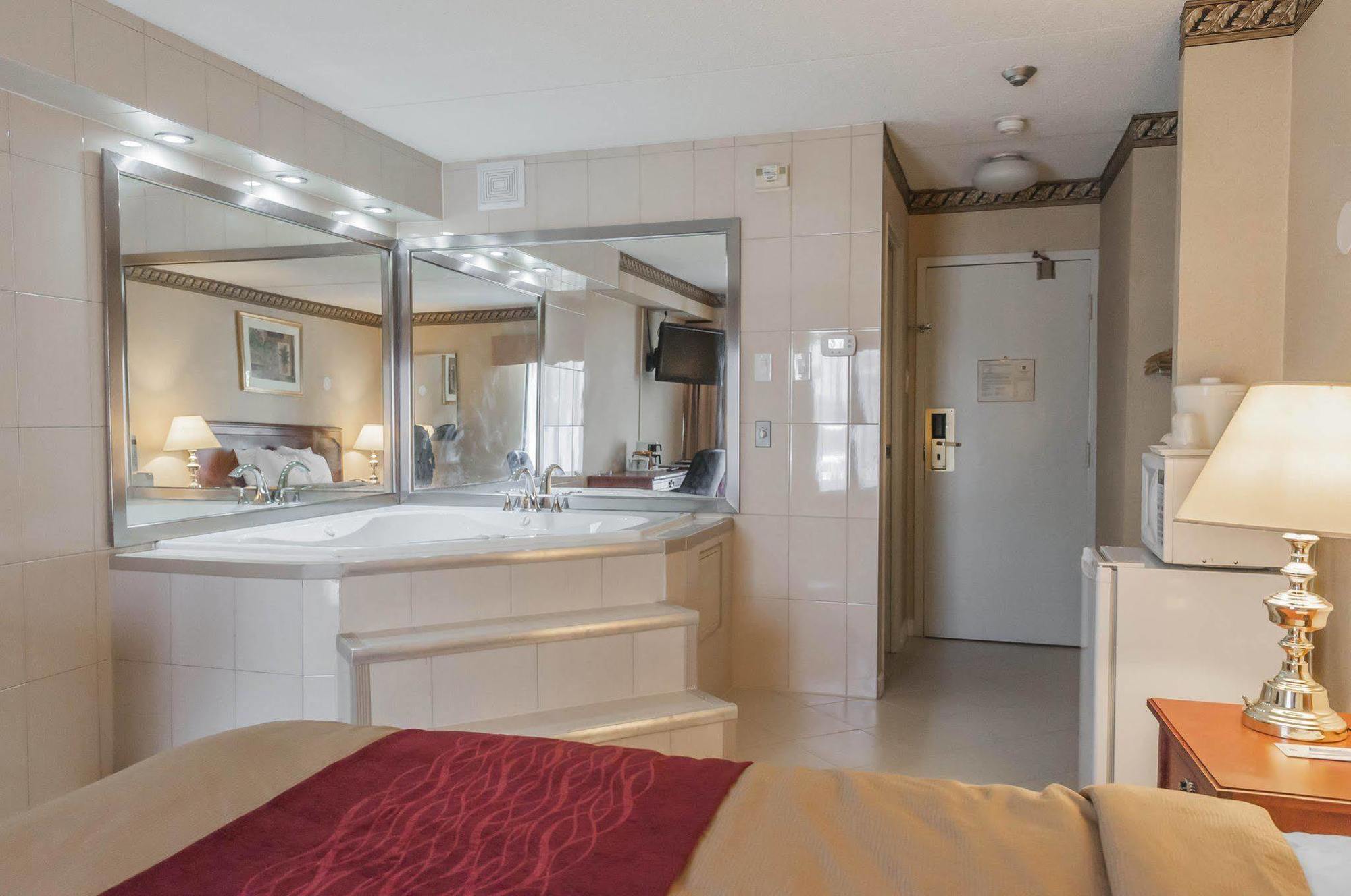 Comfort Inn Meadowvale Миссиссага Экстерьер фото