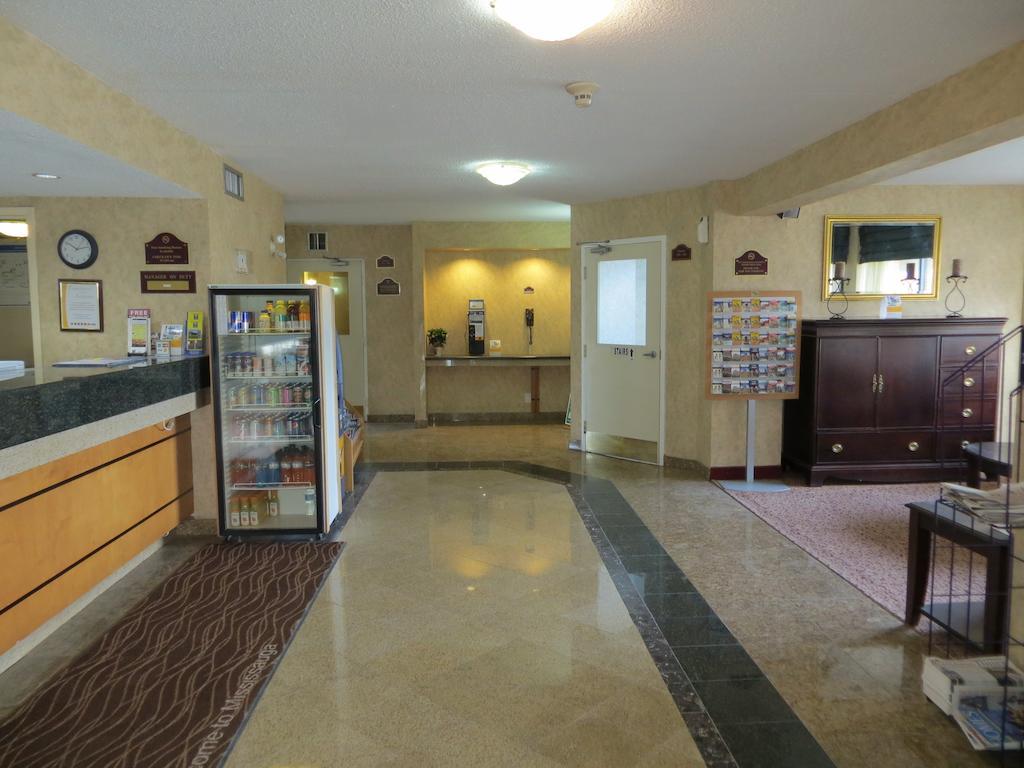 Comfort Inn Meadowvale Миссиссага Экстерьер фото