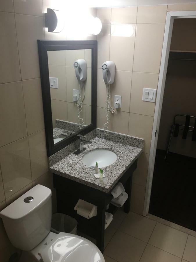 Comfort Inn Meadowvale Миссиссага Экстерьер фото